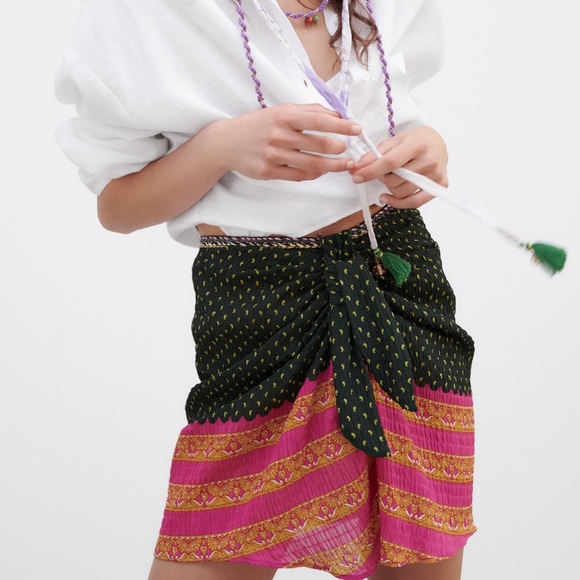 Zara Dresses & Skirts - Zara PRINTED MINI SKIRT